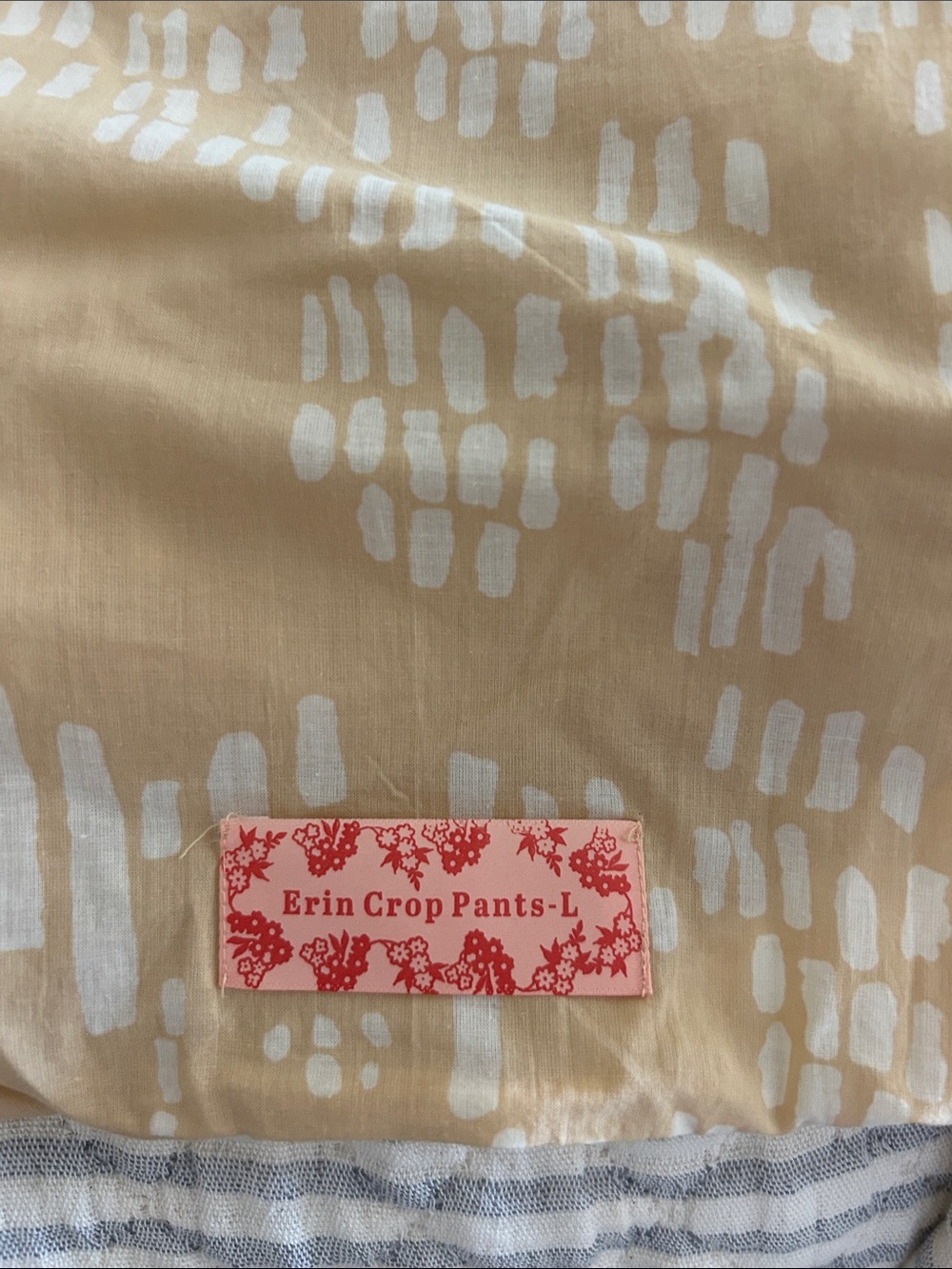 Crop Pants in Beige with White Print